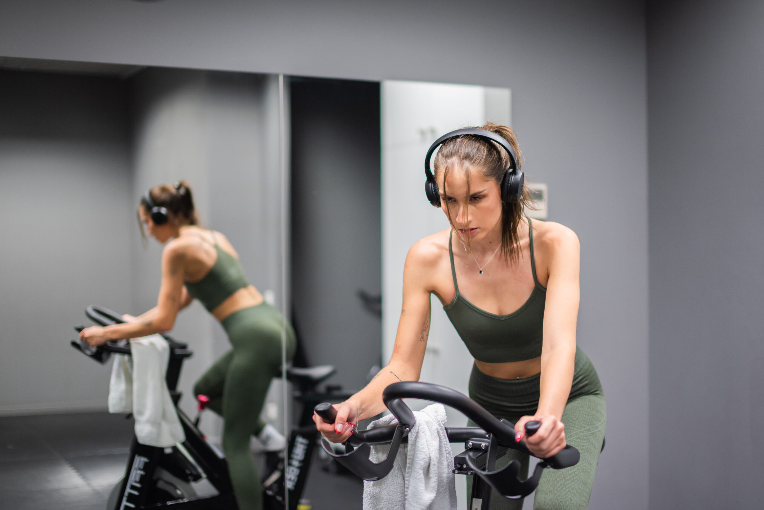 Modelo praticando Cycling e descobrindo seus benefícios