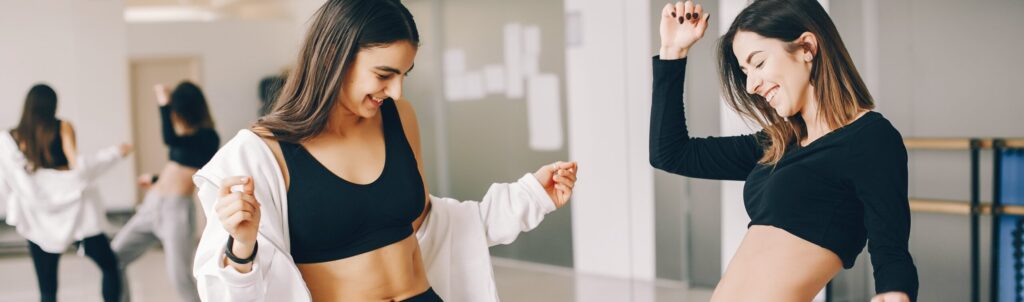 Meninas dançando Zumba 