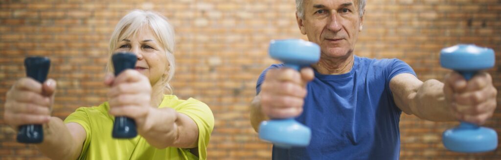 Idosos praticando exercício físico para reduzir quedas