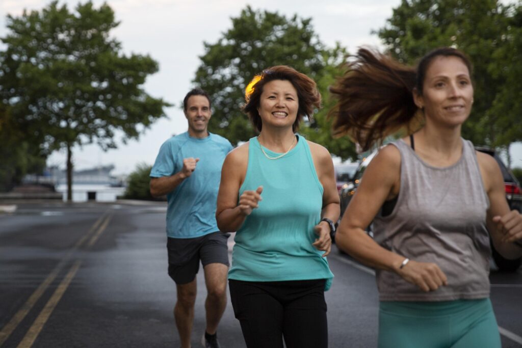 exercícios de baixo impacto caminhada