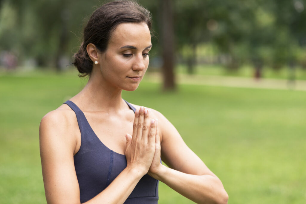yoga e sistema nervoso - mulher meditando